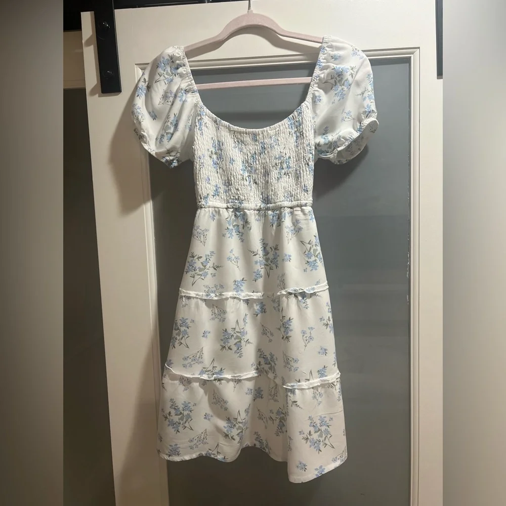 💙 Hollister Blue and White Floral Spring Summer Dress in XS Open Back - Picture 1 of 6